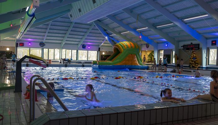 Kinderen spelen in het zwembad