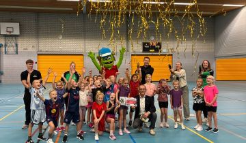 Eerste Sjors Sportief & Creatief-boekje uitgereikt